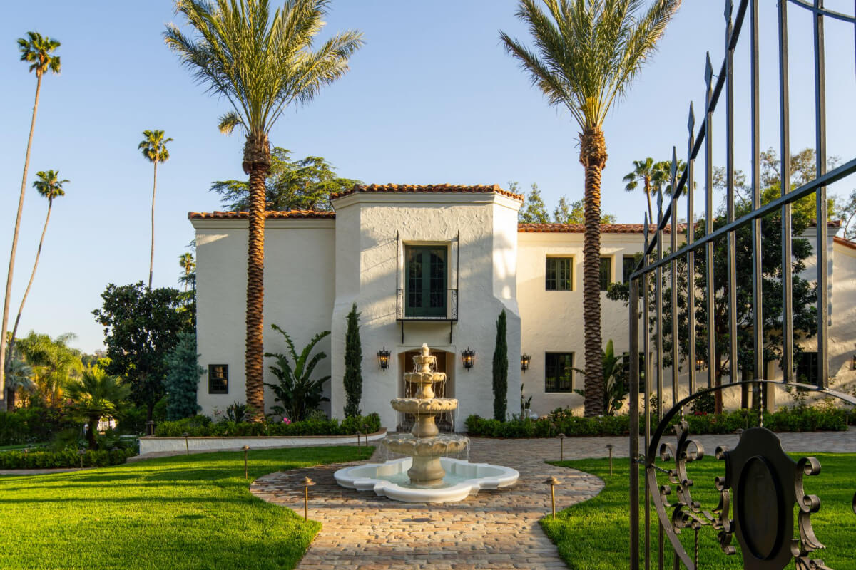 A Reimagined Spanish Colonial Revival Estate in Los Angeles 27 1930s house architect Paul R. Williams A Reimagined Spanish Colonial Revival Estate in Los Angeles