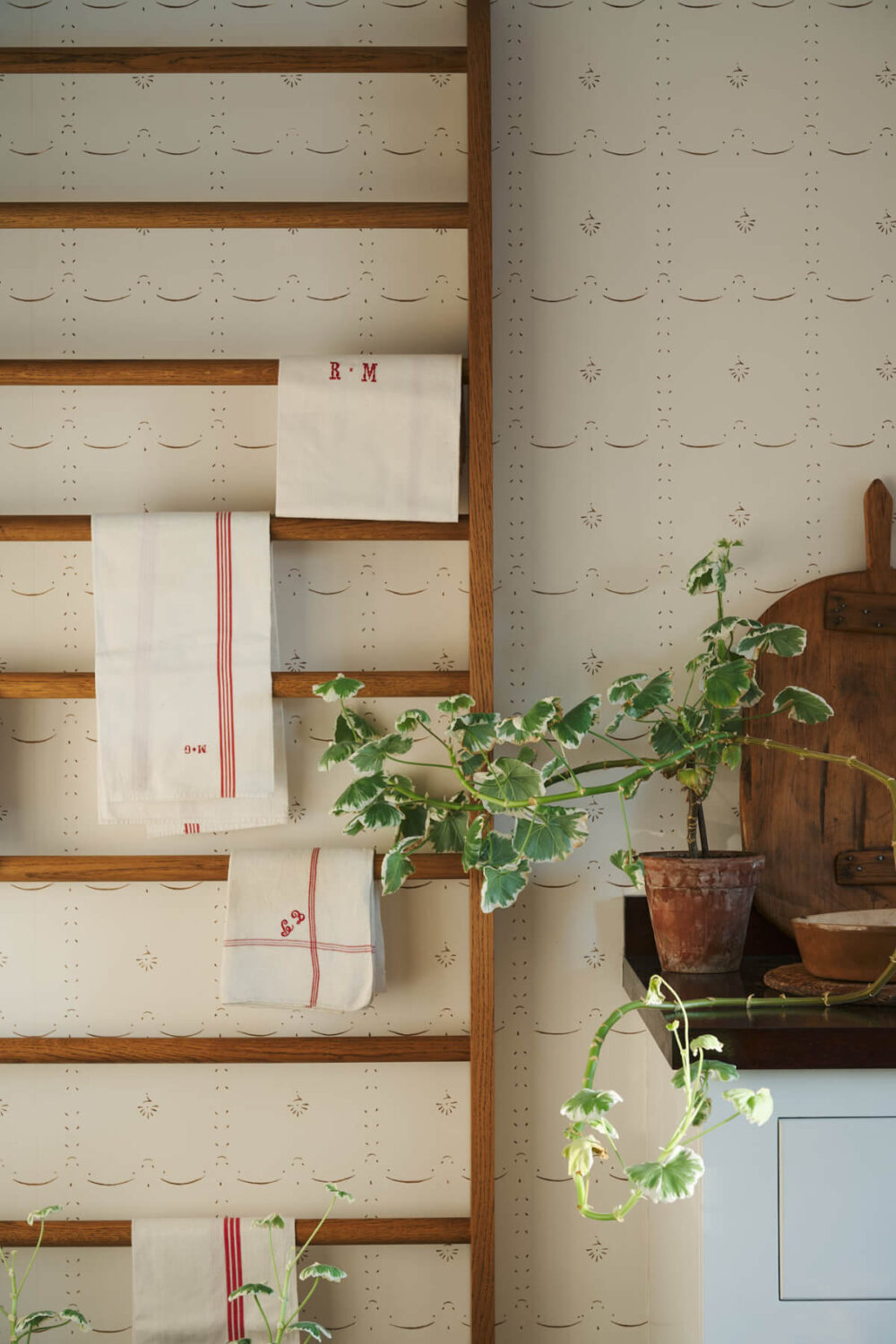 deVOL's Ditsy Delft Wallpaper: A Subtle Pattern Inspired by a Historic Design 3 4.GrandDitsyDelft Sepia deVOL LOW RES deVOL's Ditsy Delft Wallpaper: A Subtle Pattern Inspired by a Historic Design