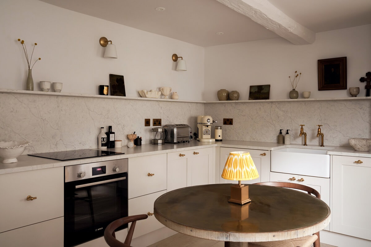 a0OP6000003OadQMAS N100 webres Contemporary Light Interiors in a 19th-Century English Cottage