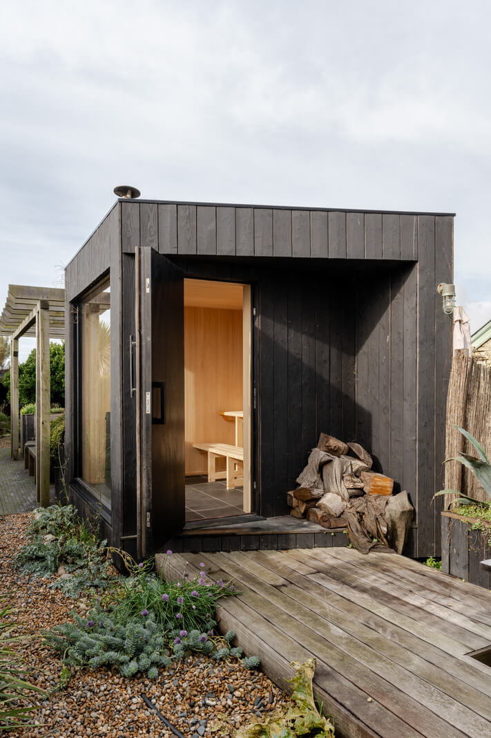 A Renovated Former Coastguard Cottage with Nautical Touches 18 a0OP6000004fnldMAA N30 webres A Renovated Former Coastguard Cottage with Nautical Touches