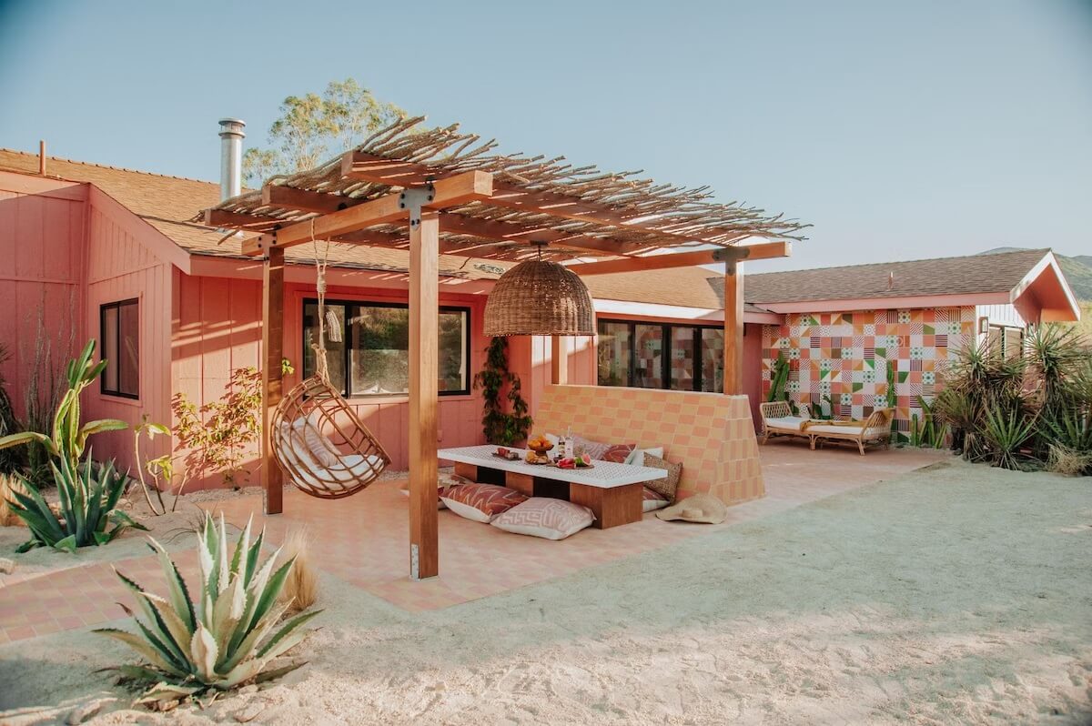 A Colorful Airbnb Home in the Morongo Valley 1 airbnb-morongo-valley-pink-facade-nordroom