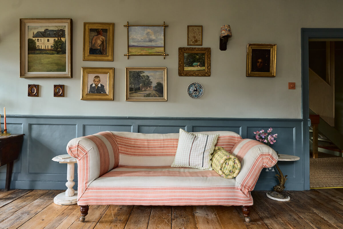 A Colorful Design-Led Georgian House in the Heart of Henley-on-Thames 22 antique sofa ar