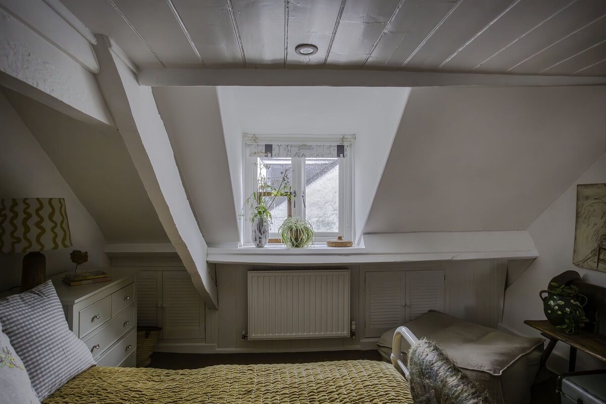 A Charming 400-Year-Old Cottage in England 13 attic bedroom