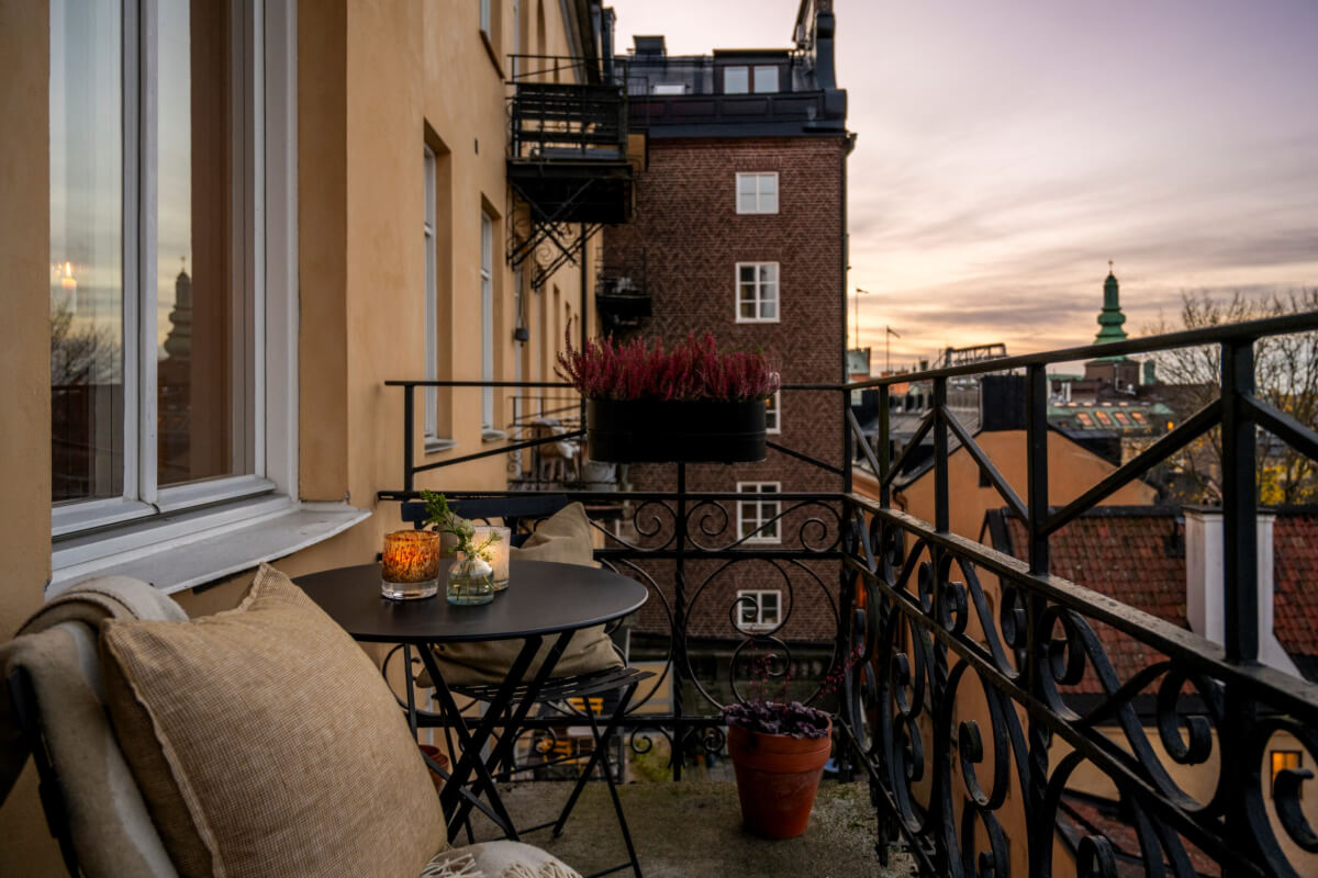 A Late 19th-Century Apartment with a Pink Bedroom 4 balcony bistro seating
