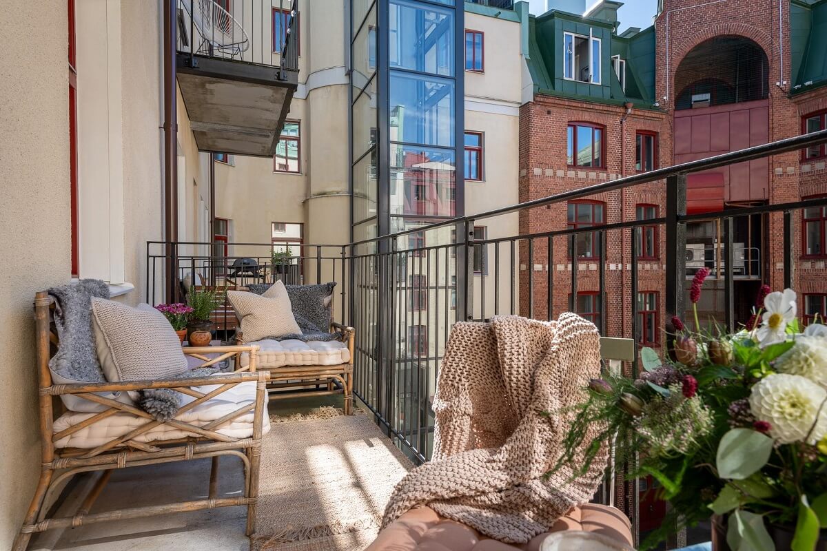 Warm, Neutral Colors in a Lovely Swedish Apartment 7 balcony