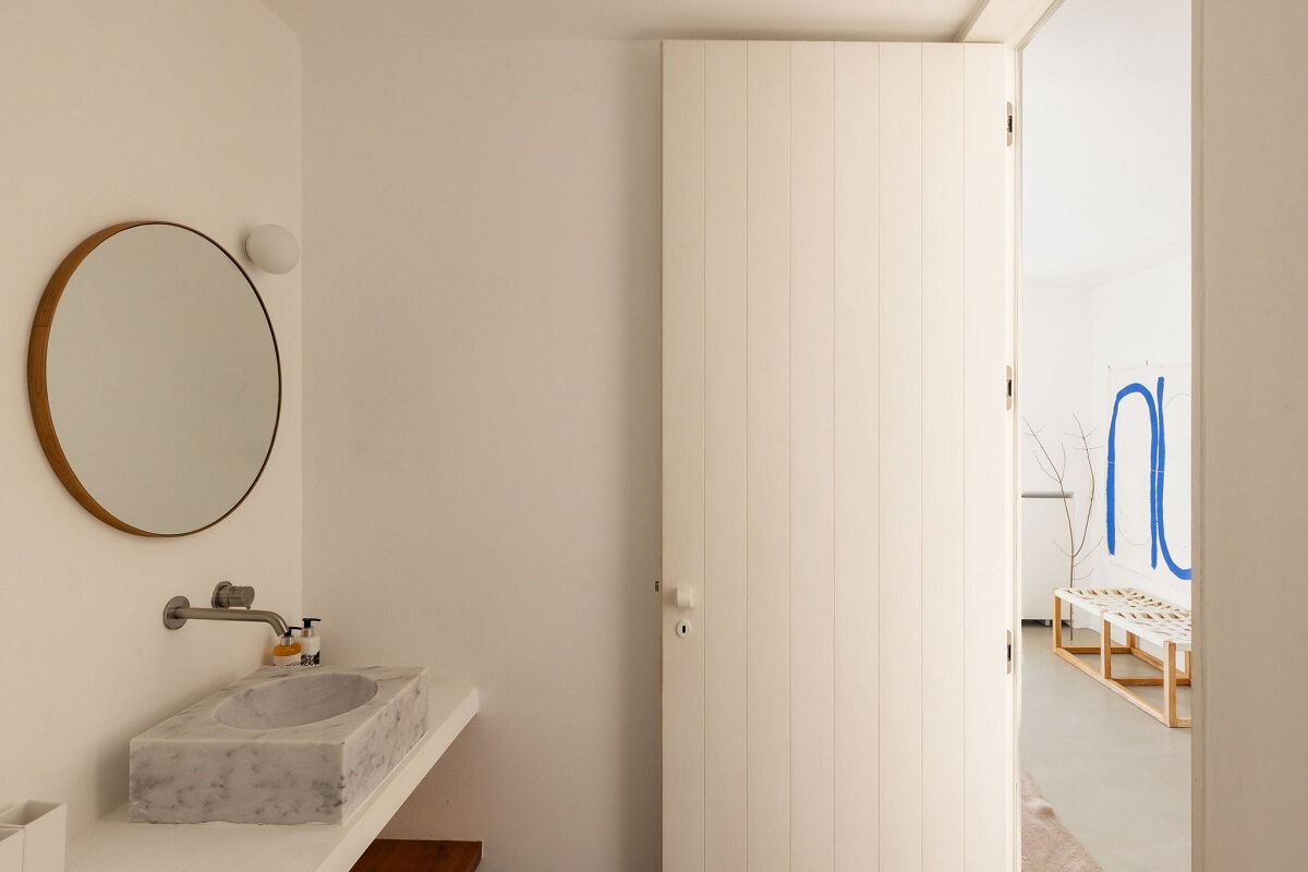 bathroom-marble-sink-round-mirror-nordroom
