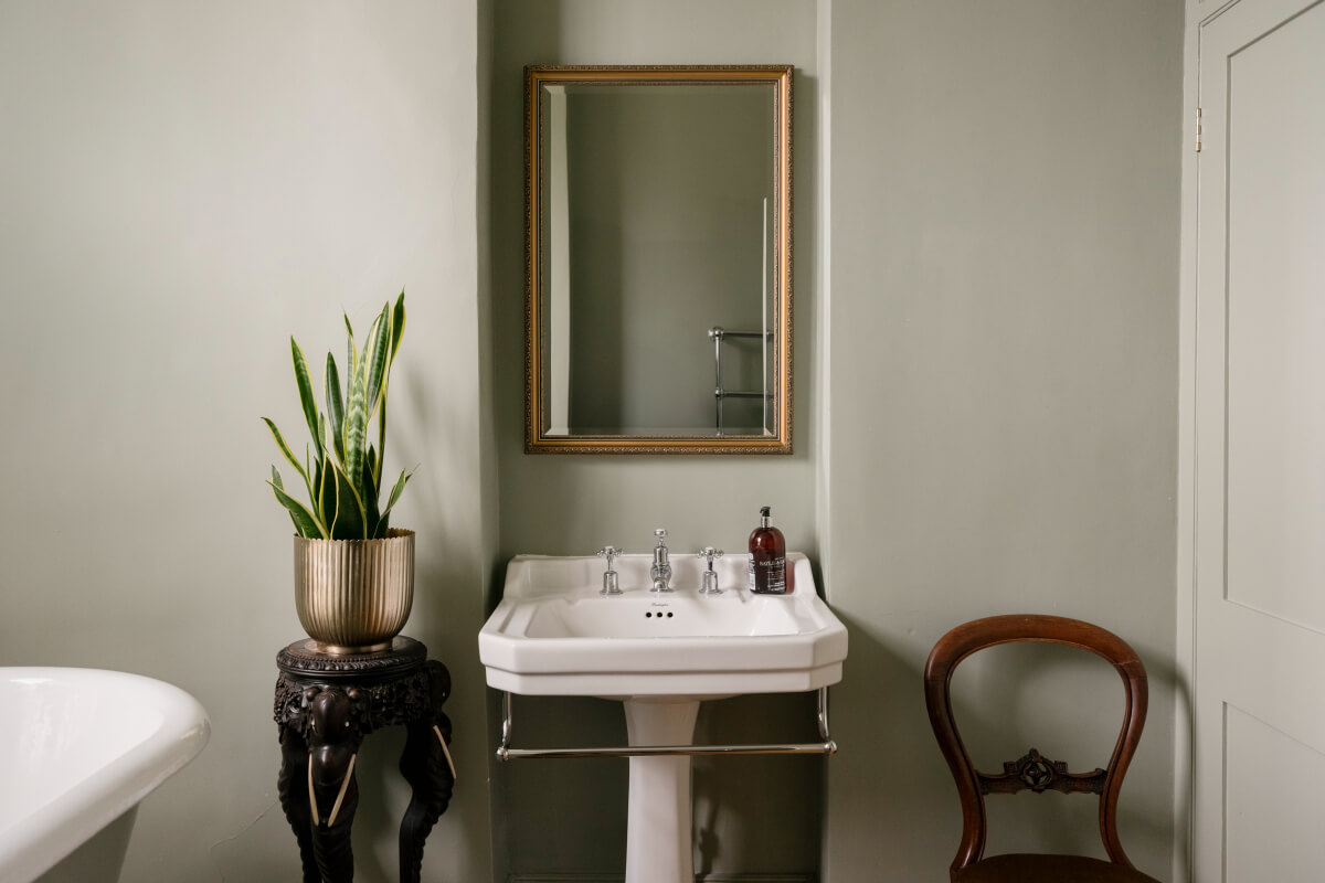 A Classic Georgian House in London with a Lush Garden 26 bathroom sink