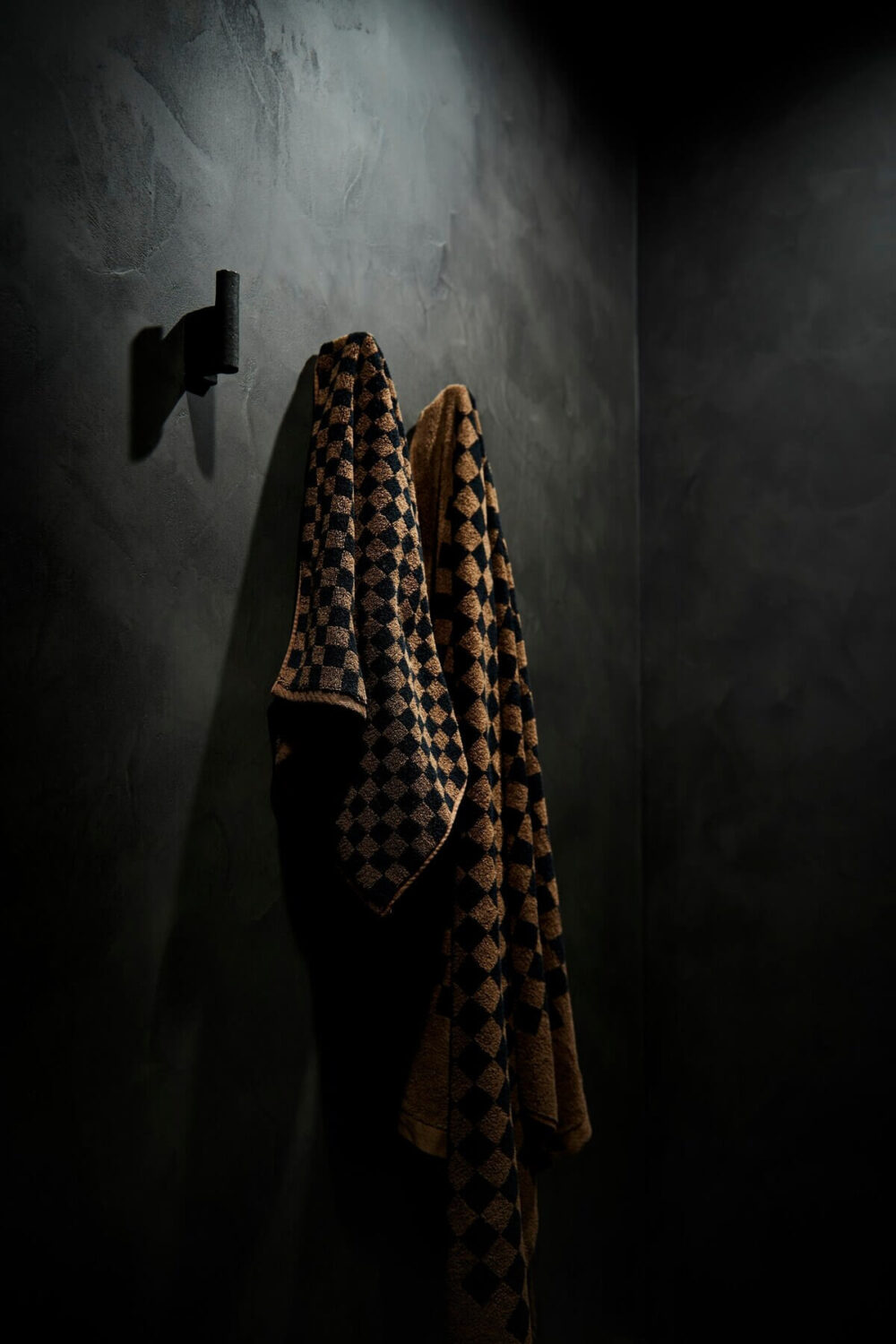 The River Studio: Moody Tones and Luxury in an Australian Airbnb 11 bathroom-venetian-rendered-plastered-walls-airbnb-australia-nordroom