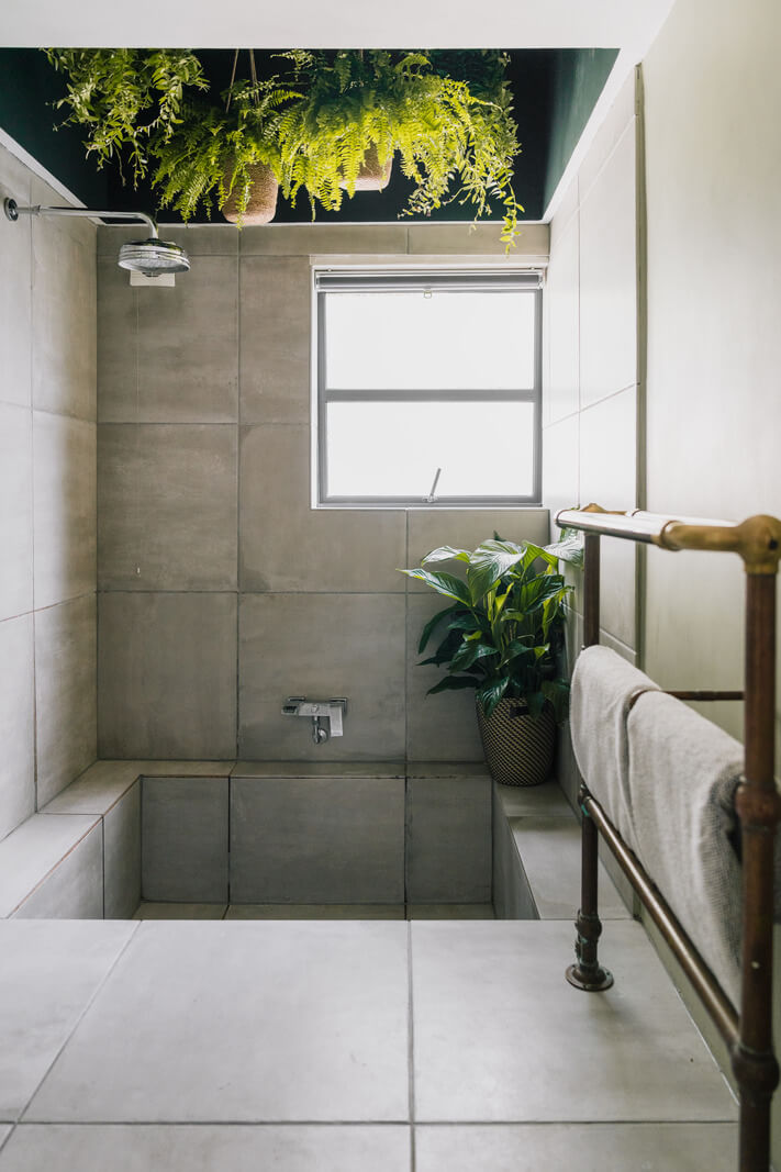 A Charming One-Bedroom Apartment with a Courtyard Terrace 15 bathroom with sunken shower A Charming One-Bedroom Apartment with a Courtyard Terrace