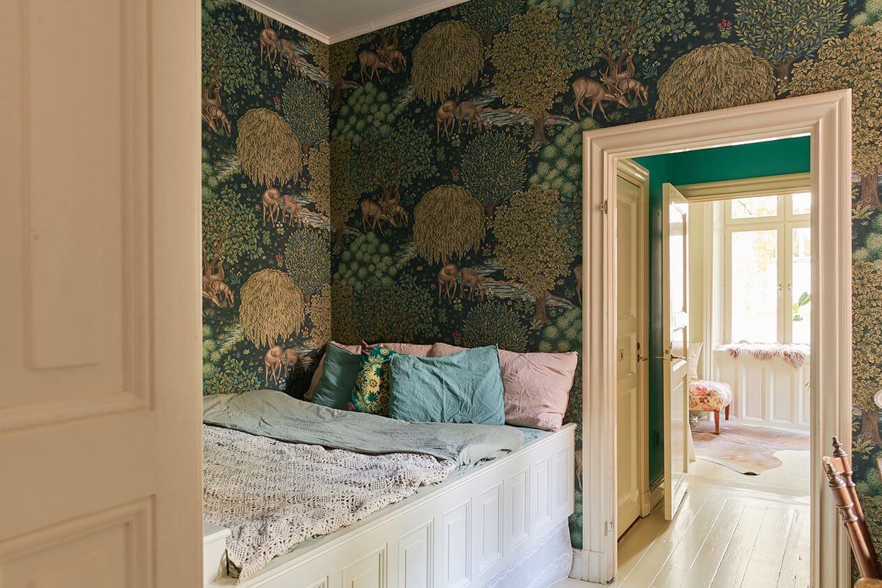 bed-niche-green-wallpaper