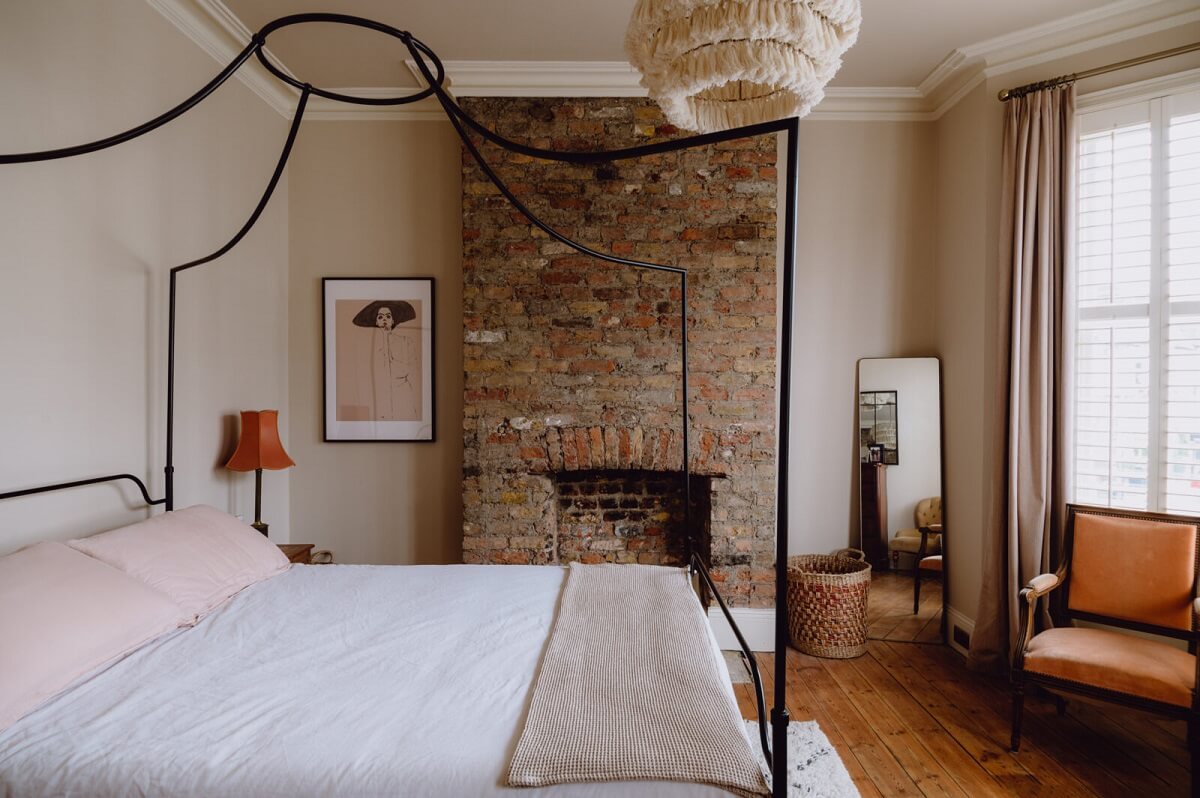 Trend Alert: 36x Color-Drenched Rooms 2 bedroom-canopy-brick-fireplace-terraced-house-london-nordroom