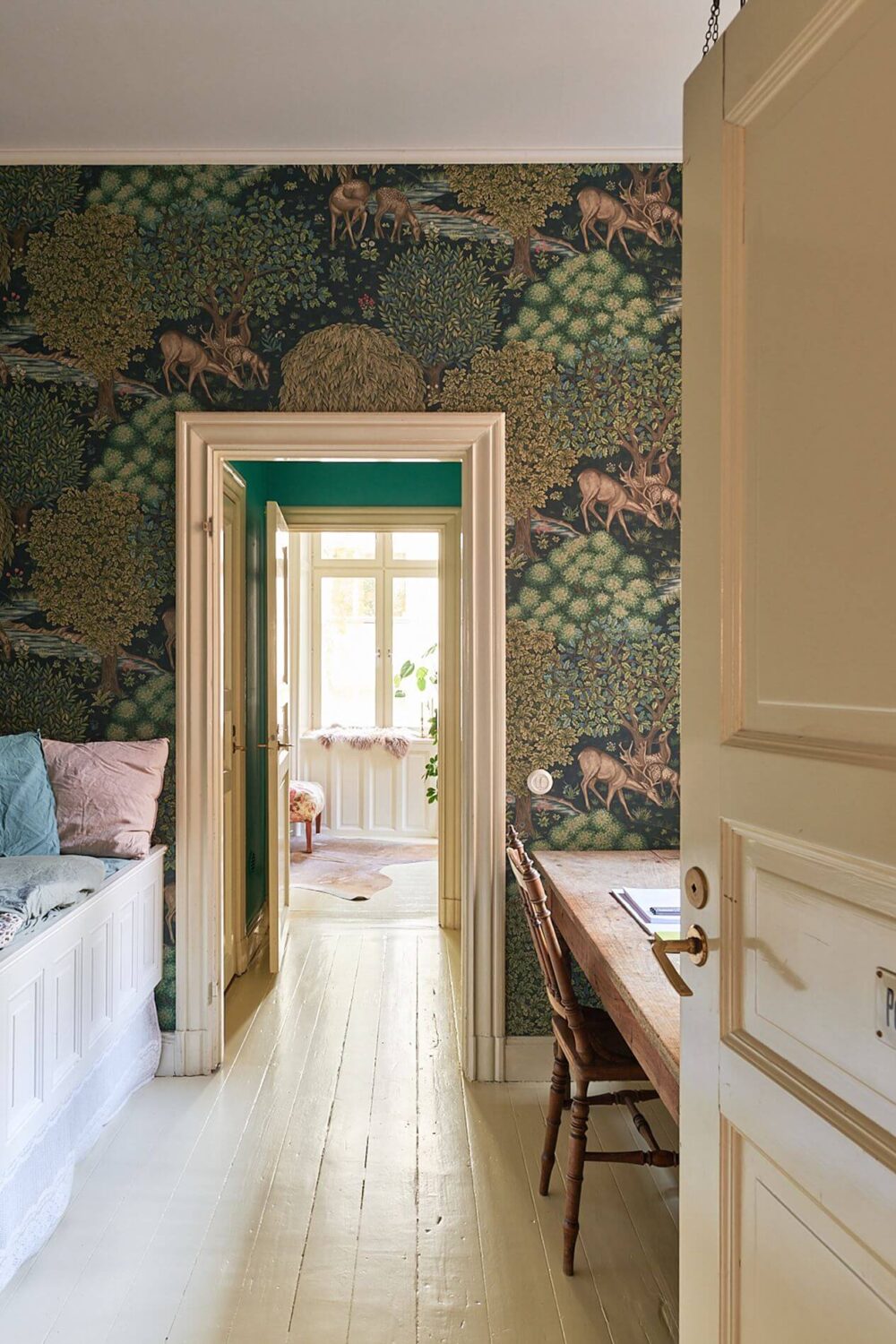 bedroom-green-wallpaper-bed-niche-desk-nordroom