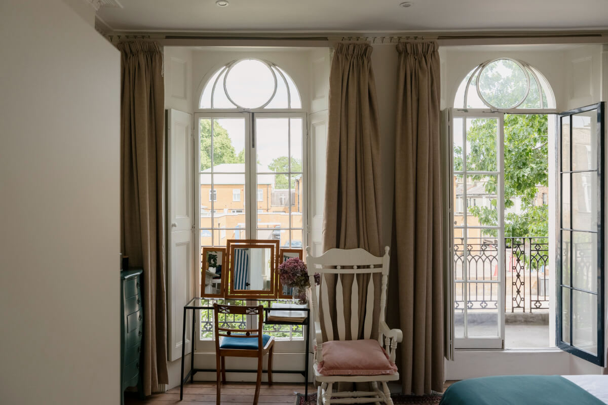 A Classic Georgian House in London with a Lush Garden 23 bedroom vanity table large windows