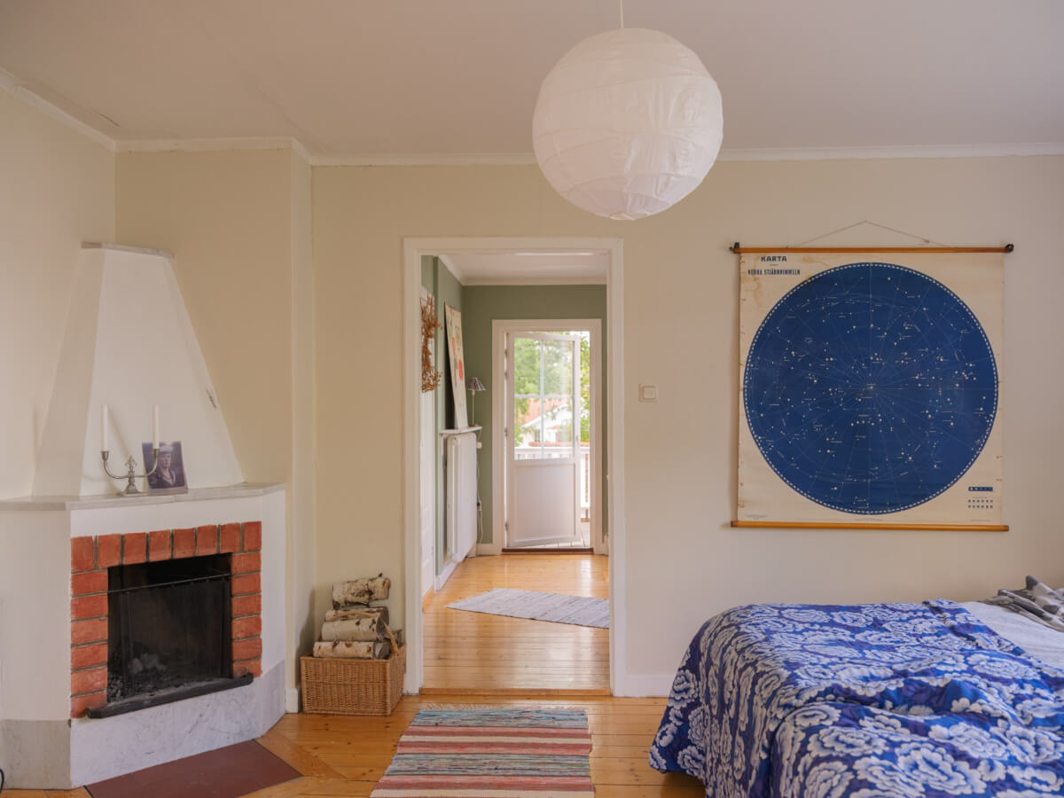 A 1930s Lakeside Country House with a Private Beach 28 bedroom with fireplace