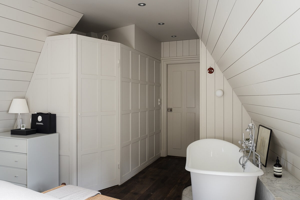 A Stylish Penthouse Apartment with Exposed Beams 22 bedroom with freestanding bath walk in closets