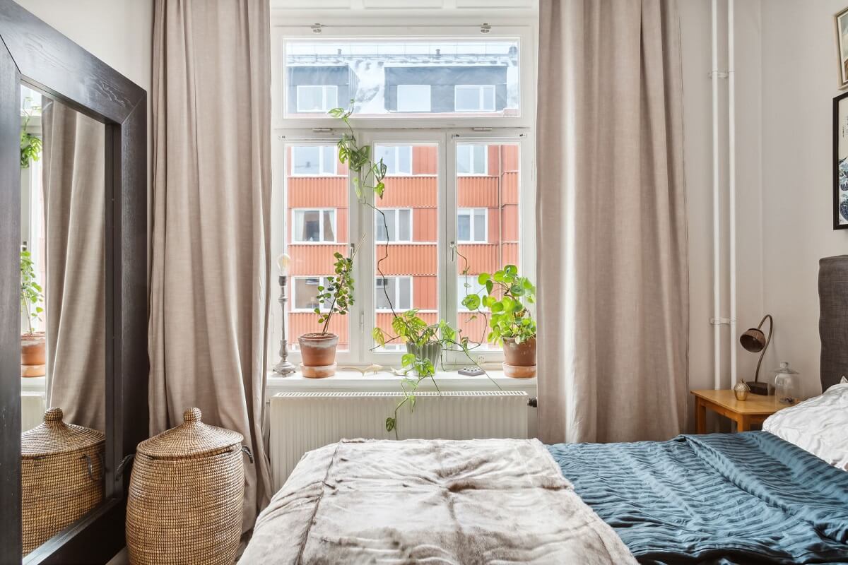 A Swedish Apartment with a Lovely Kitchen 11 bedroom-with-large-mirror