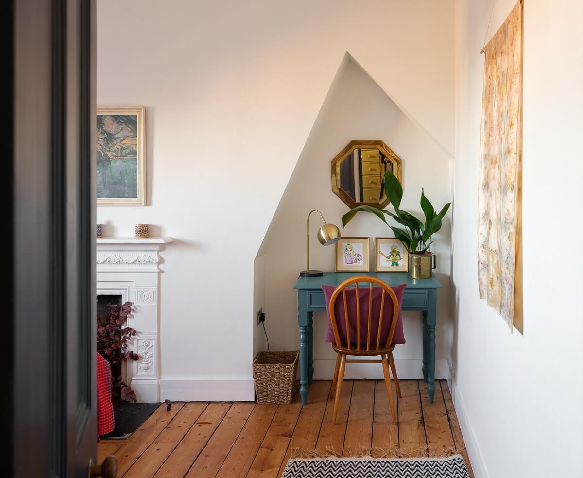 bedroom-wooden-floor-niche-for-blue-desk-nordroom