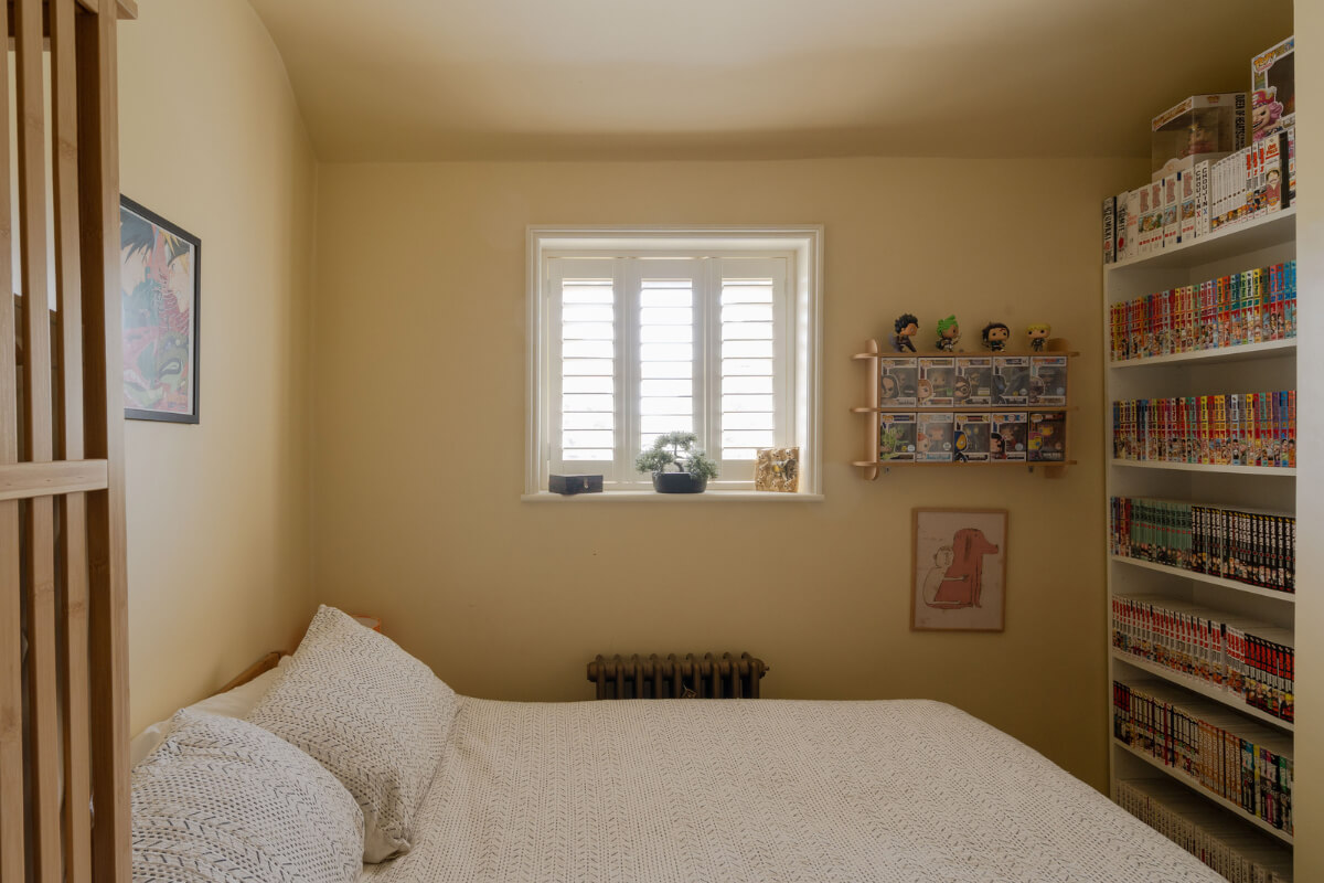 Vibrant Colors in a 19th-Century Regency Townhouse in England 26 beige bedroom