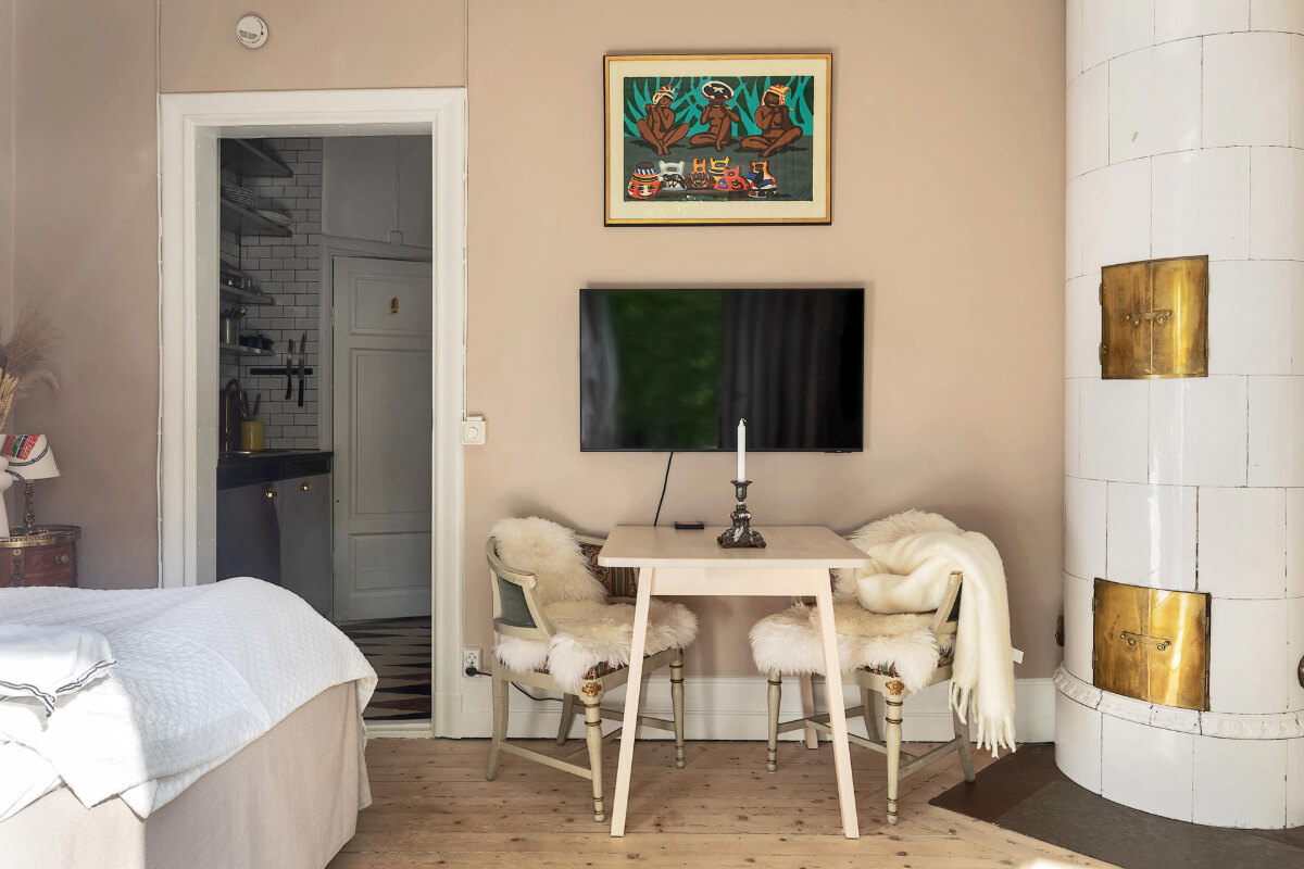 A Charming Studio Apartment with Leafy Courtyard Views 5 beige-pink walls studio apartment fireplace nordroom