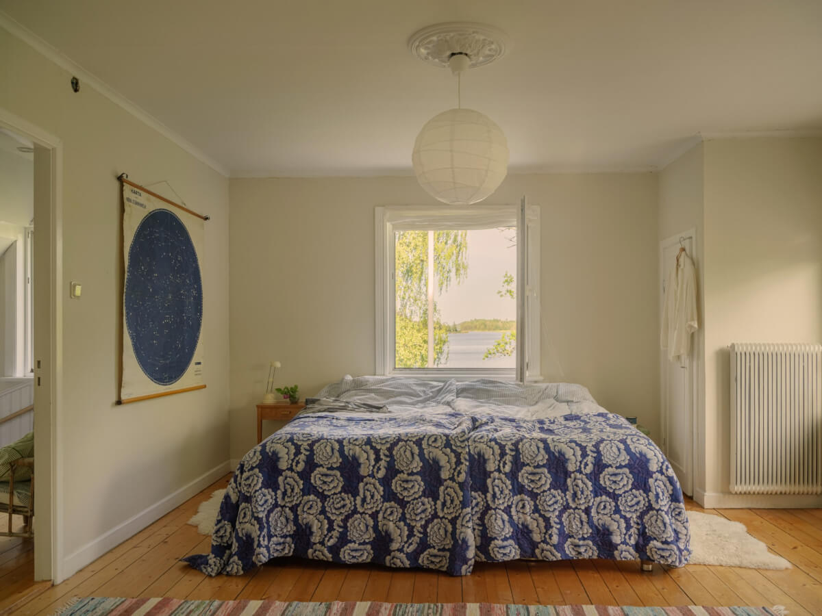 A 1930s Lakeside Country House with a Private Beach 27 beige walls bedroolm