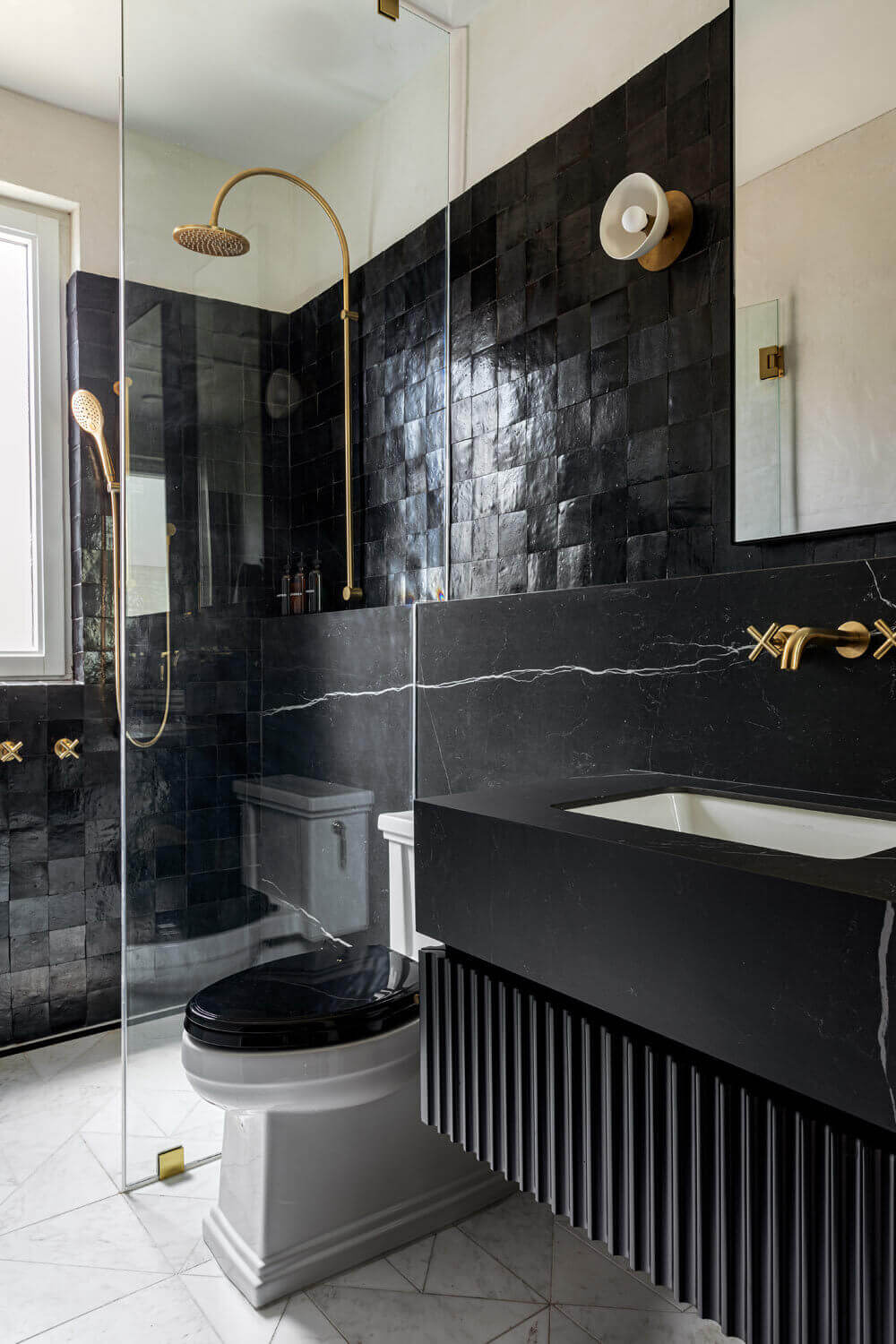 Moody, not Gloomy! Beautiful Dark Small Bathrooms 7 black-tiles-small-bathroom-nordroom