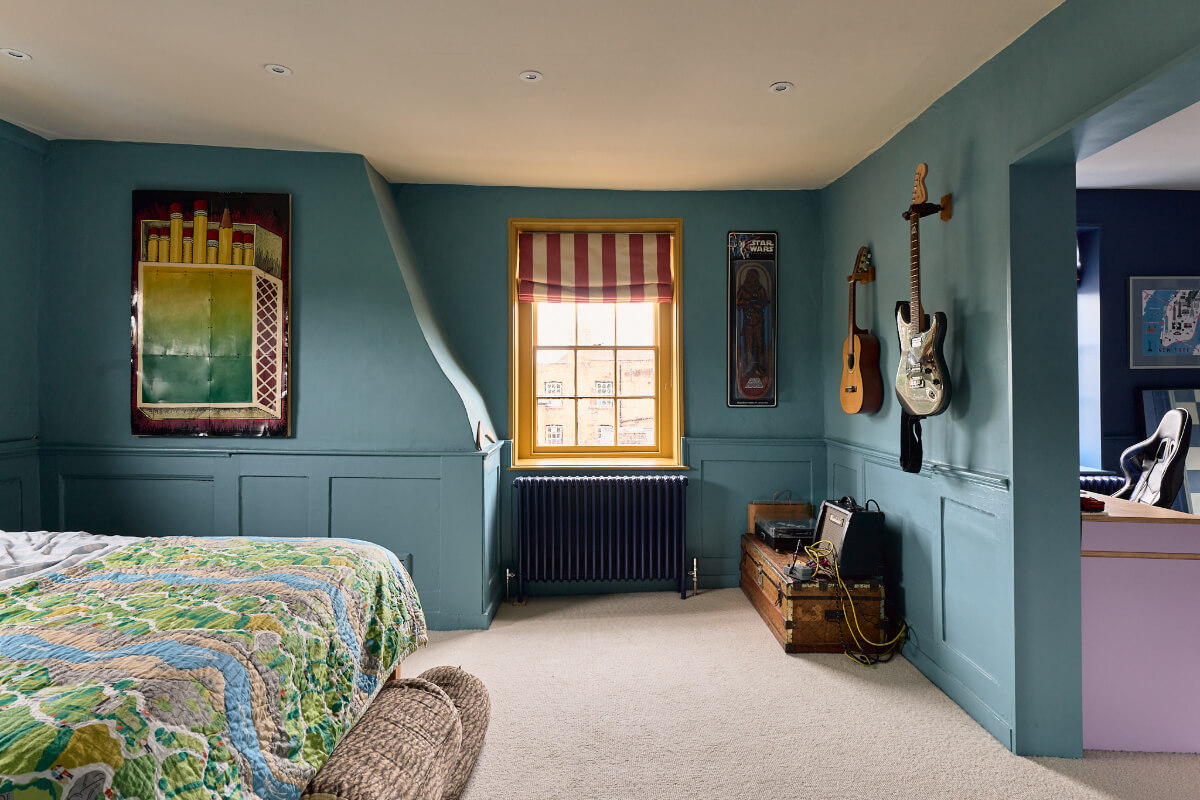A Colorful Design-Led Georgian House in the Heart of Henley-on-Thames 37 blue bedroom