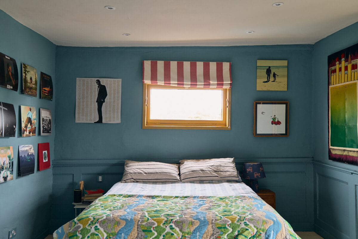 A Colorful Design-Led Georgian House in the Heart of Henley-on-Thames 38 blue bedroom striped curtain
