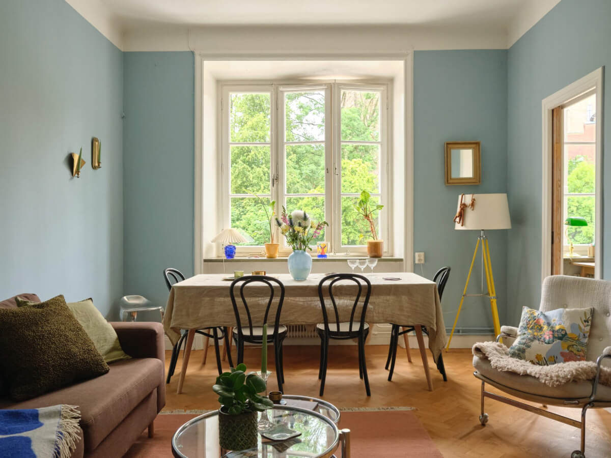 A Beautiful Color Palette and Historic Elements in a Stockholm Apartment 2 blue living room with dining table