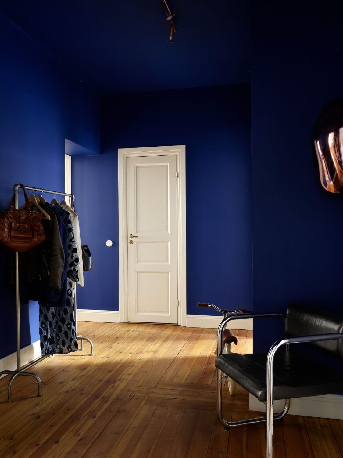 Trend Alert: 36x Color-Drenched Rooms 24 blue painted hallway with wooden floor nordroom