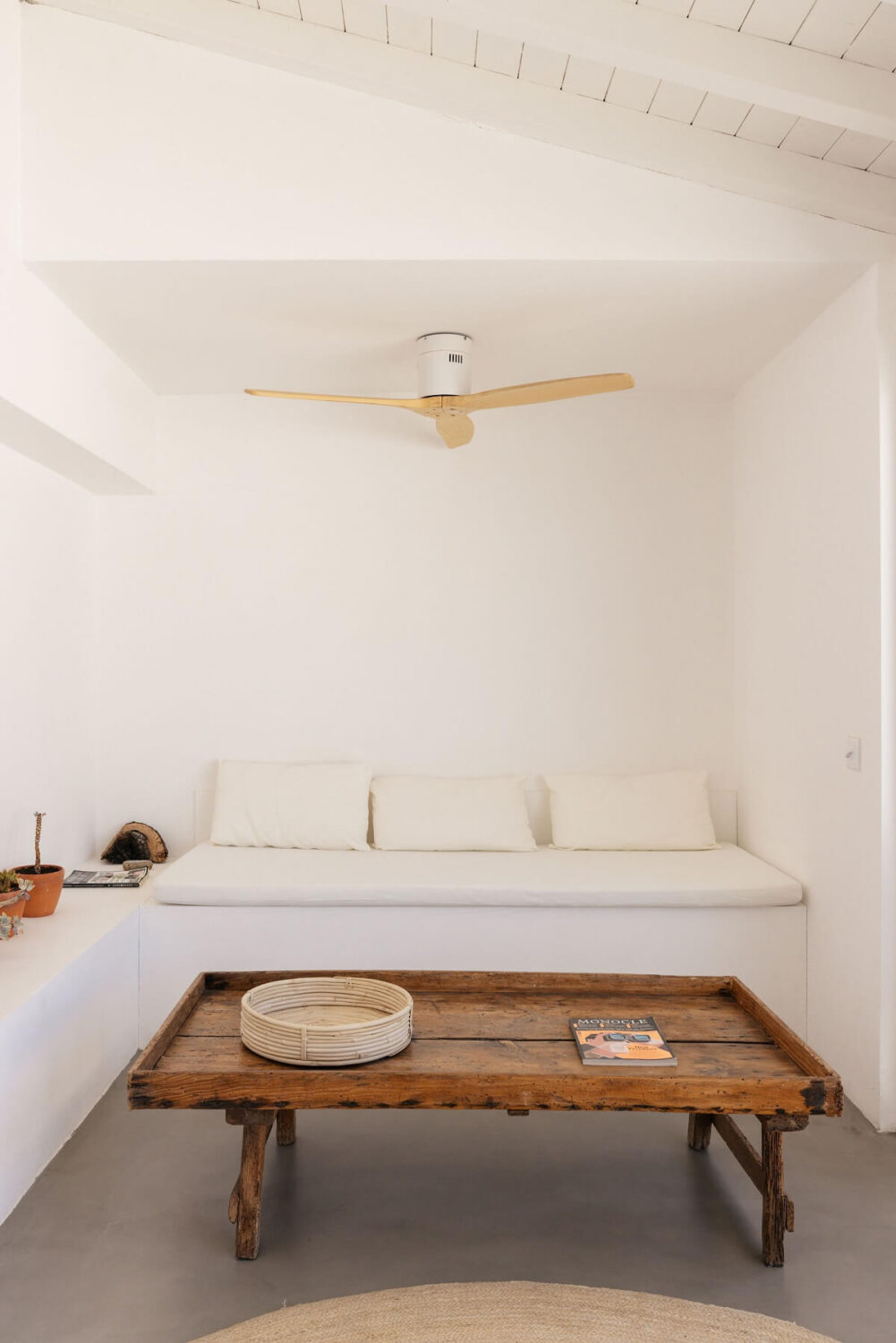 built-in-seating-wooden-coffee-table