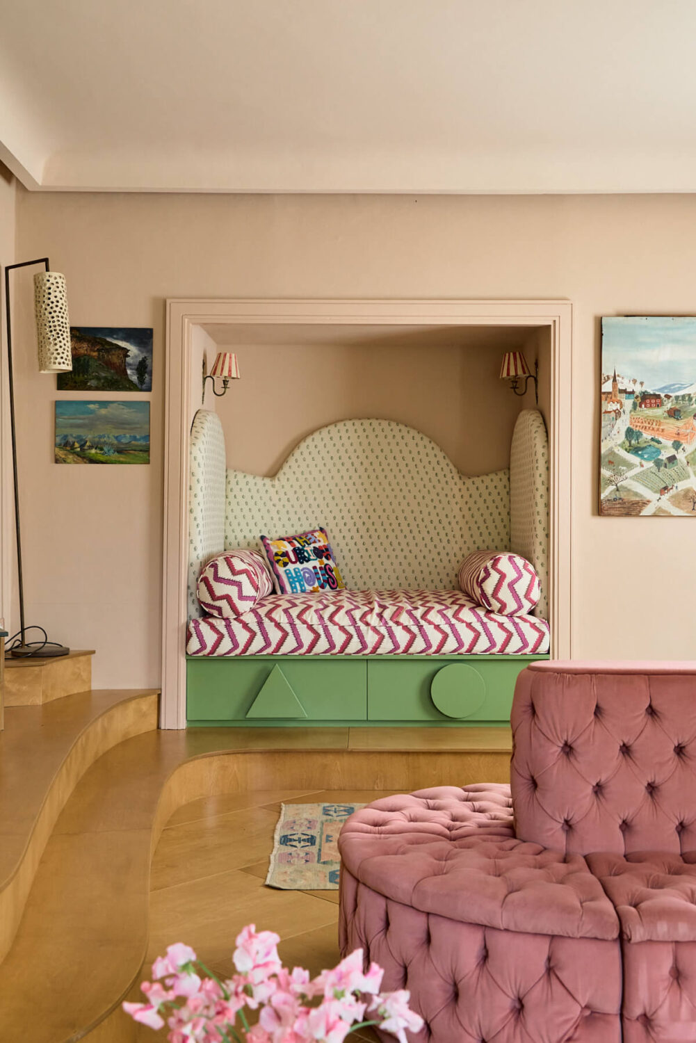 A Colorful Design-Led Georgian House in the Heart of Henley-on-Thames 17 built-in snug