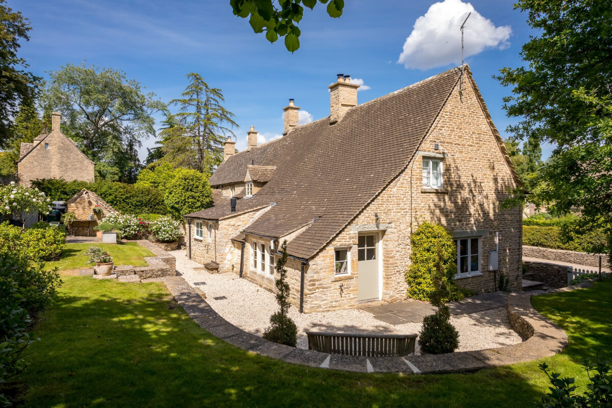 A Charming Cotswold Cottage with a deVOL Kitchen 18 v