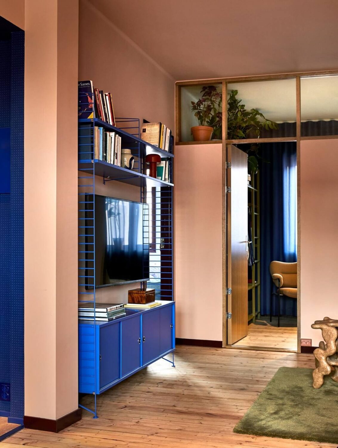 Trend Alert: 36x Color-Drenched Rooms 11 color drenched living room with blue shelves cabinet nordroom Trend Alert: 36x Color-Drenched Rooms