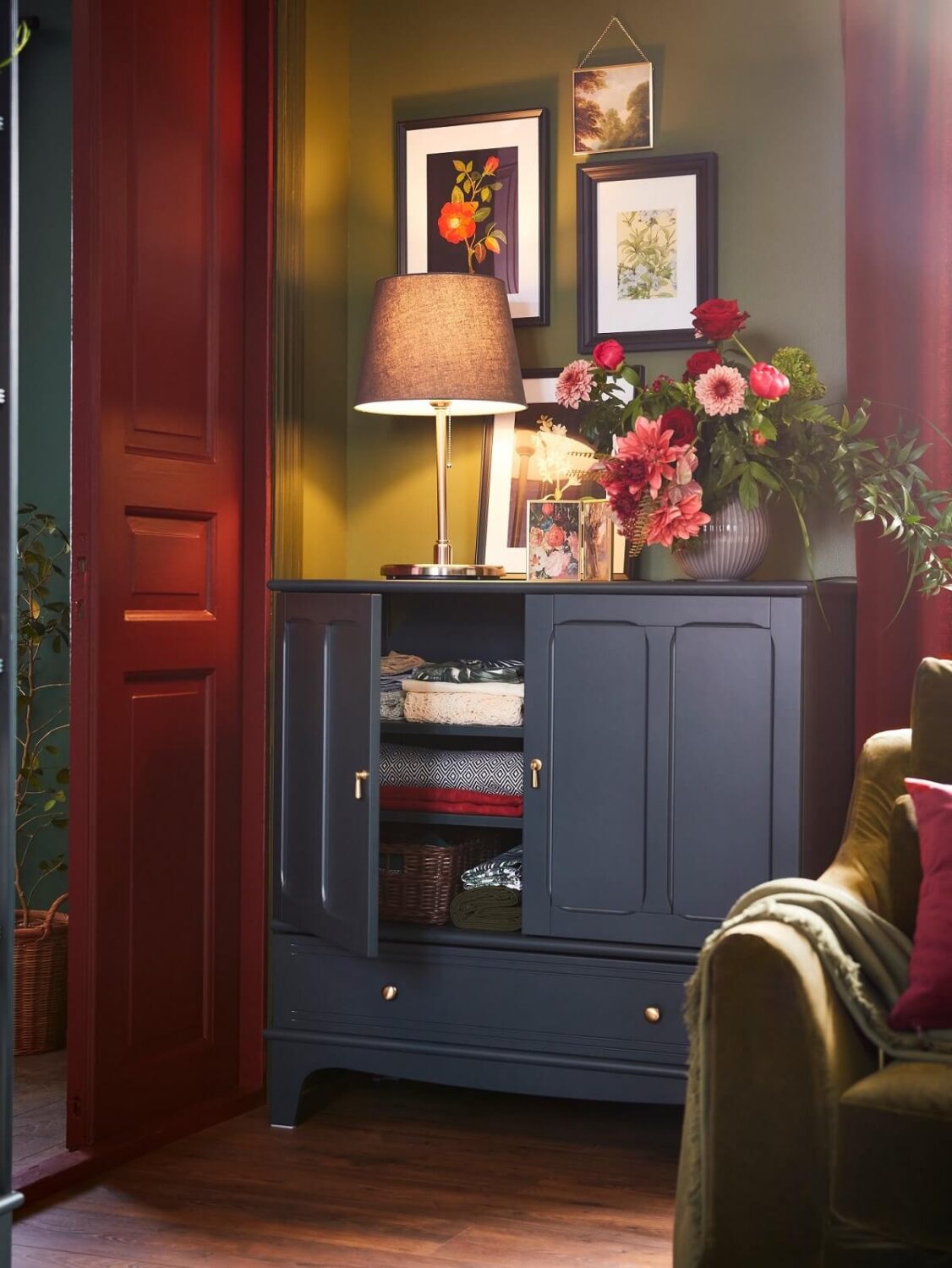 The Color Trends for 2025: Warm, Natural Shades and a Cheerful Accent 47 color-trends-2025-living-room-pink-green-color-palette-nordroom