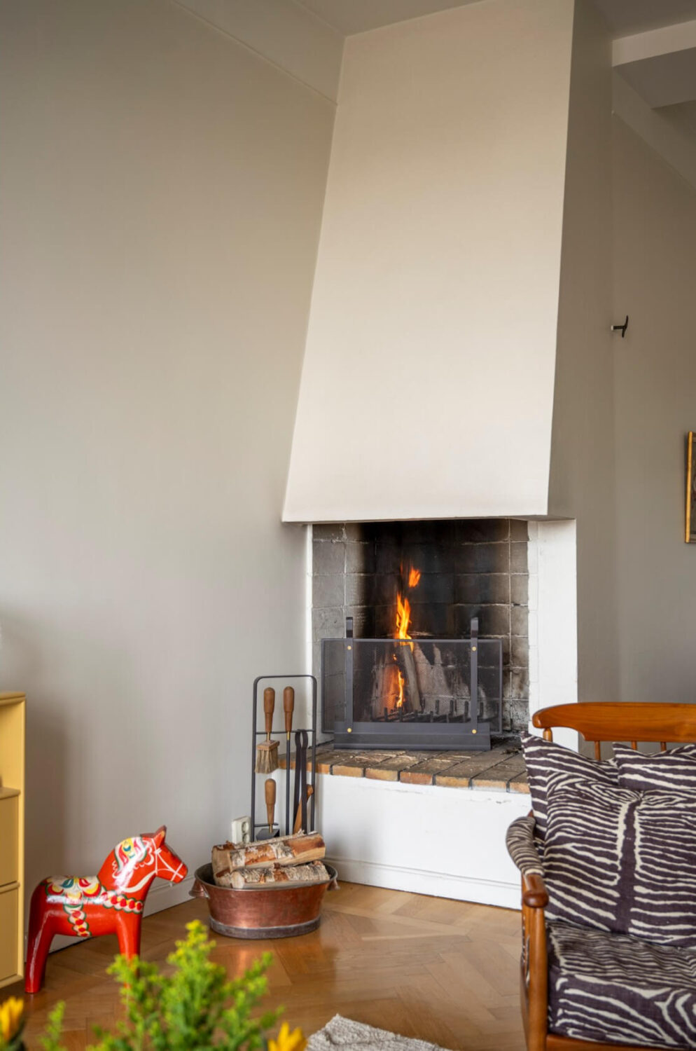 A Late 19th-Century Apartment with a Pink Bedroom 6 corner fireplace