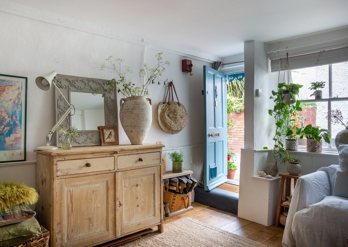 A Charming 400-Year-Old Cottage in England 5 cottage living room front door
