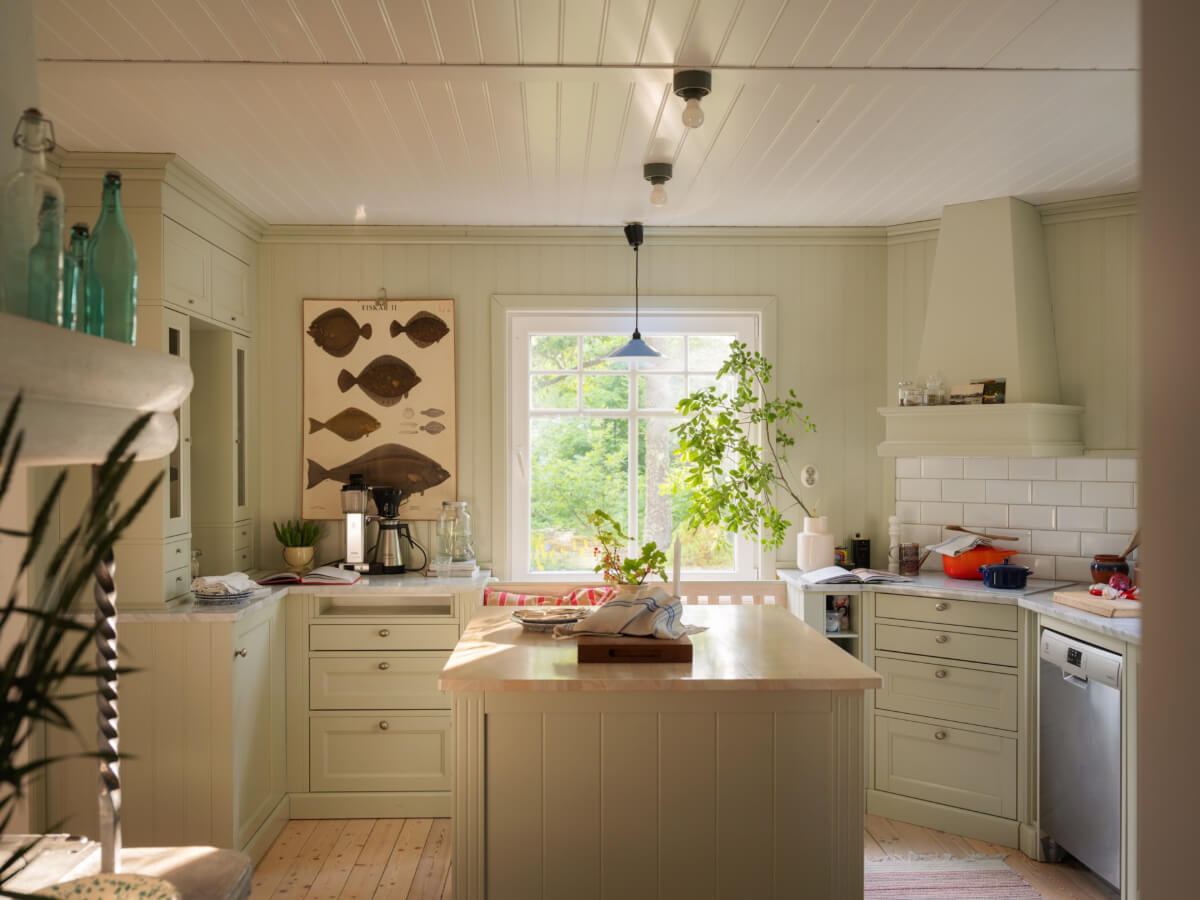A 1930s Lakeside Country House with a Private Beach 10 country kitchen window seat