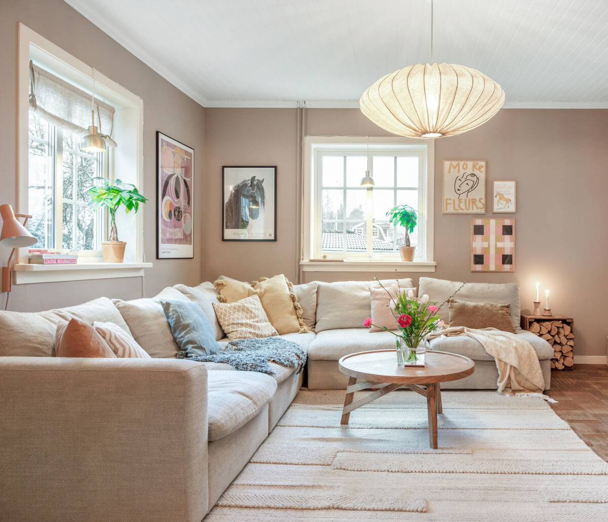 cozy living room beige-pink walls