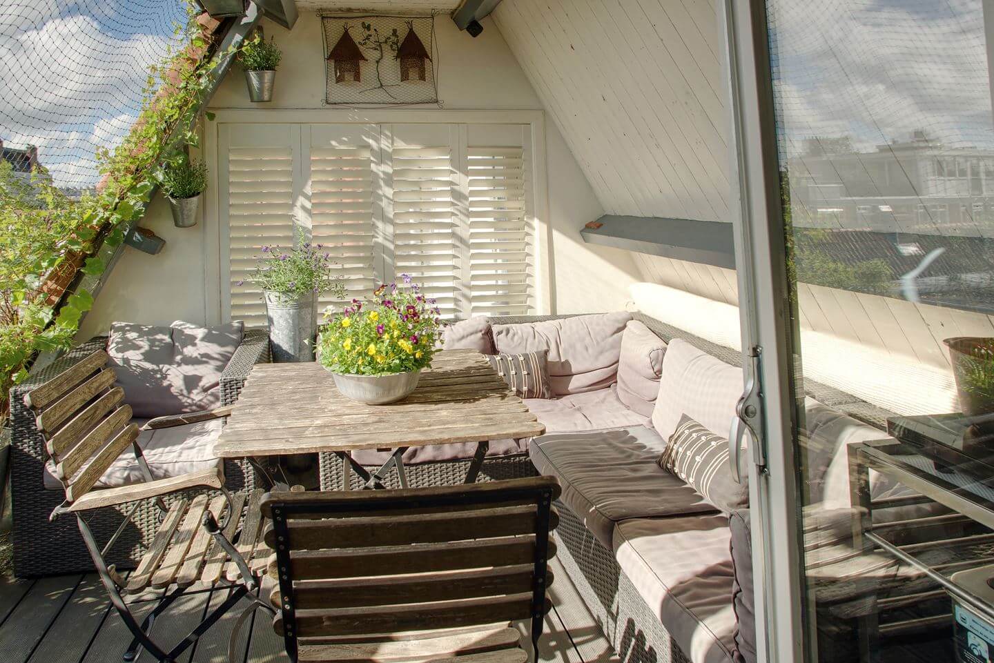 A Charming Amsterdam Townhouse with a Cozy Roof Terrace 19 cozy roof terrace