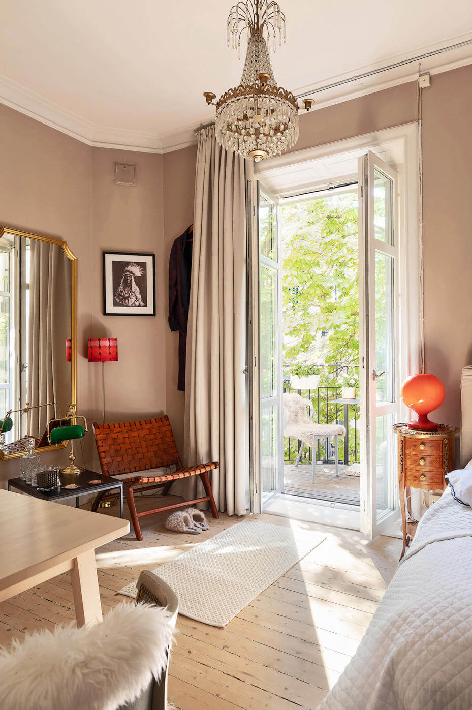 A Charming Studio Apartment with Leafy Courtyard Views 2 cozy studio apartment beige-pink walls wooden floor gilded mirror nordroom