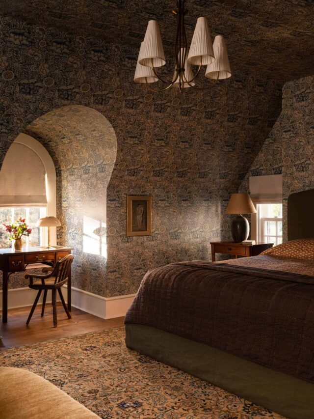 bedroom-slanted-ceiling-wallpaper-desk-nordroom