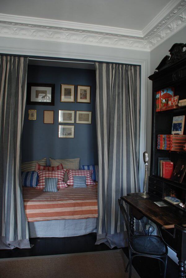52 Studio Apartments with a Curtain Room Divider 11 curtain-room-divider-bed-niche-dark-blue-walls-nordroom