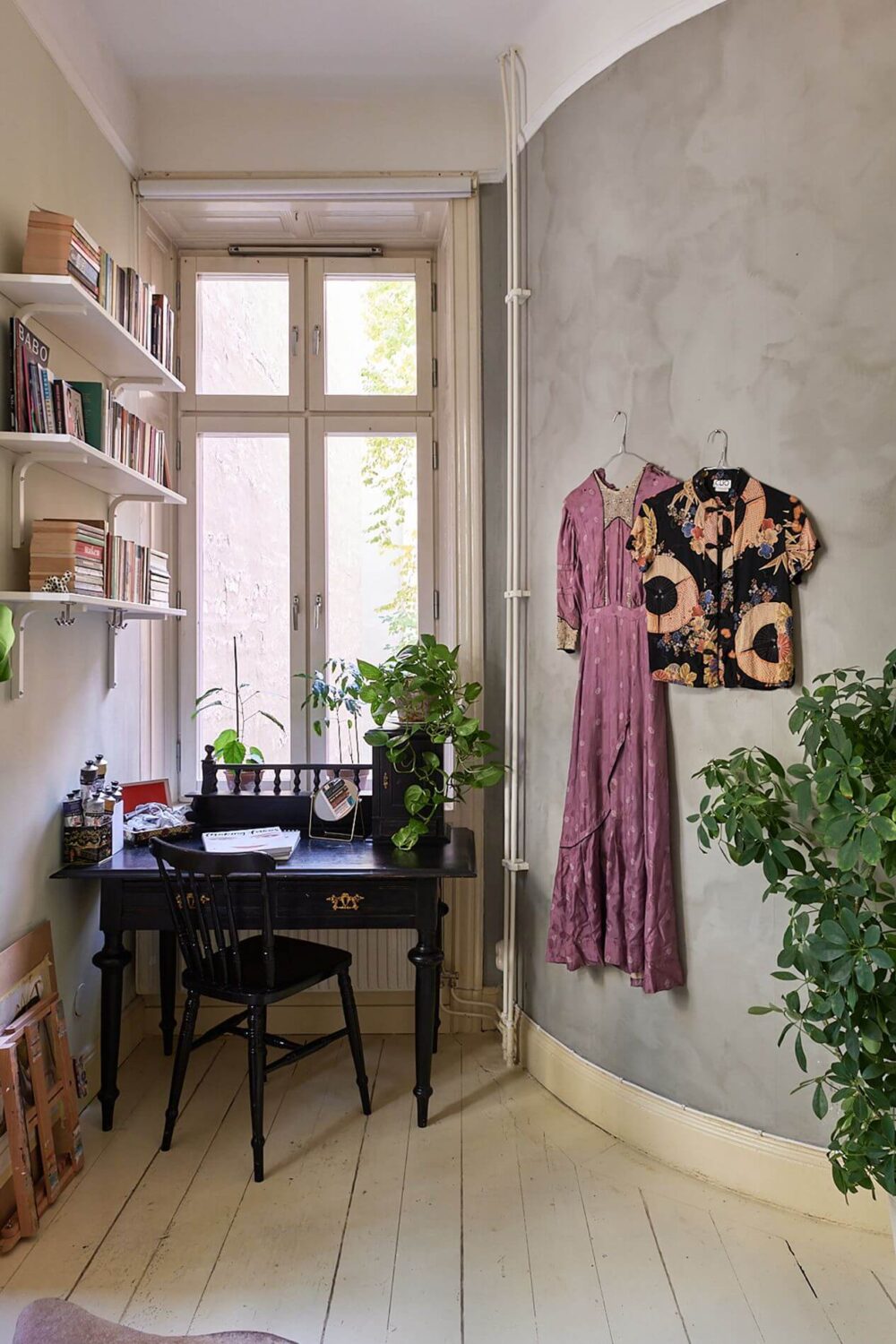 desk-romantic-apartment