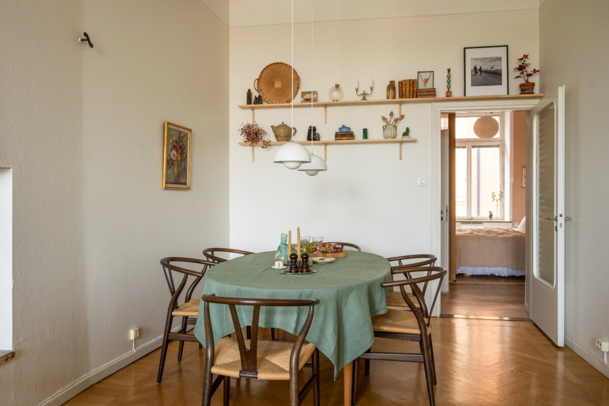 A Late 19th-Century Apartment with a Pink Bedroom 7 dining area shelf above door