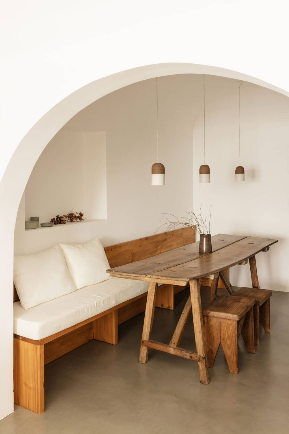 dining-space-built-in-bench-wooden-table