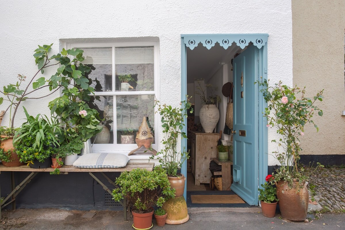 A Charming 400-Year-Old Cottage in England 1 english cottage blue front door