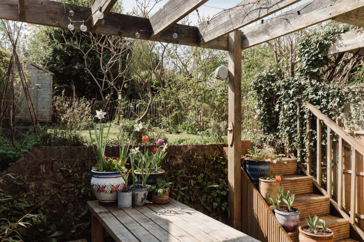 A Historic English Cottage Decorated in Pink & Blue Tones 10 english cottage garden