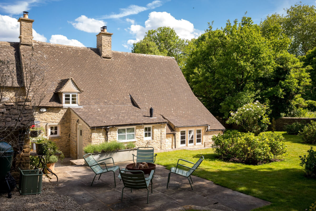 A Charming Cotswold Cottage with a deVOL Kitchen 16 english cottage garden