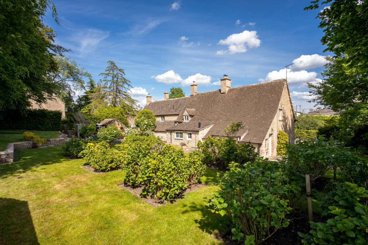 A Charming Cotswold Cottage with a deVOL Kitchen 17 english cottage
