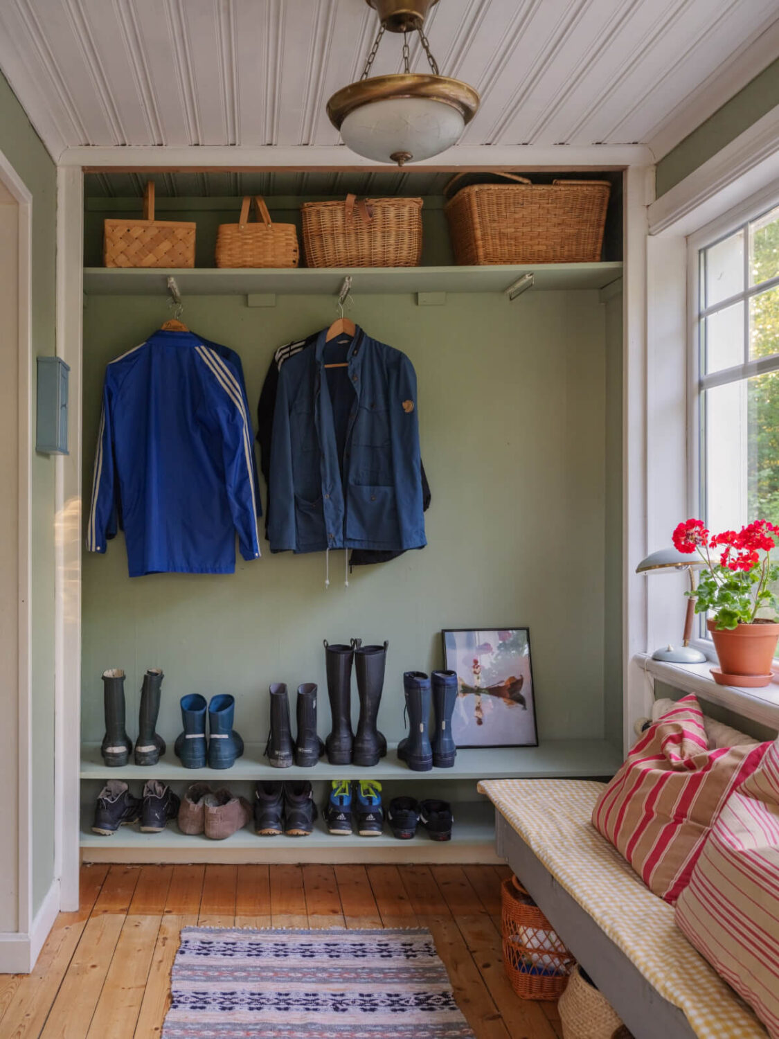 A 1930s Lakeside Country House with a Private Beach 30 entry hall
